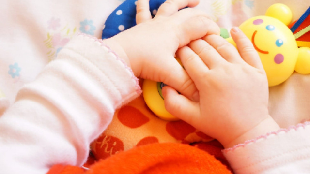 Mamma mette la vodka nel biberon del figlio per farlo dormire: muore - tpi.it