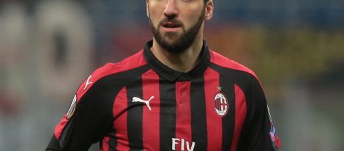 Higuain, momento difficile: la maledizione della 9 ha colpito ... - pianetamilan.it