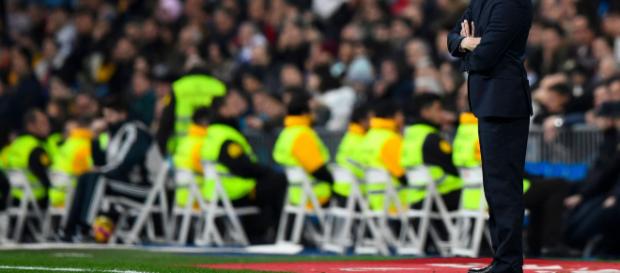 Solari como técnico del Real Madrid está de pie en el área técnica del Santiago Bernabeu en un partido de LaLiga. BigData News - iwantdata.com Solari como técnico del Real Madrid está de pie en el área técnica del Santiago Bernabeu en un partido de LaLiga. BigData News - iwantdata.com