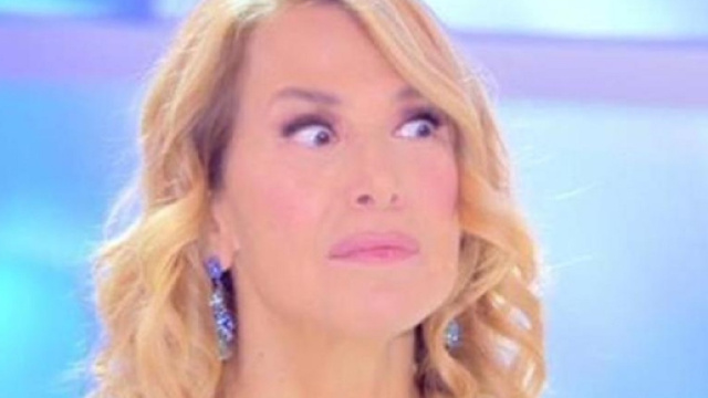 Barbara D'Urso interrompe il collegamento in diretta di Pomeriggio 5