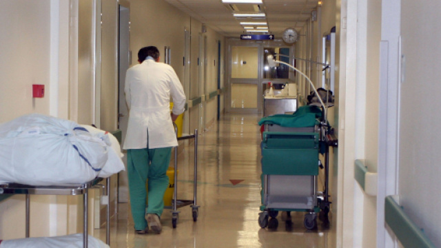 Defunti 'venduti' alle pompe funebri: 30 arresti a Bologna