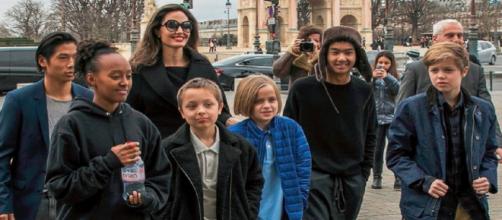 Angelina Jolie e seus seis filhos, fruto do casamento com Brad Pitt (Foto:Revista Veja)