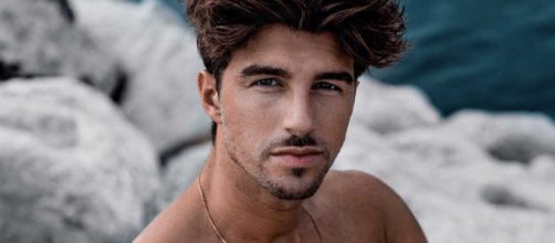 Andrea Damante nel 'mirino': le foto su Instagram sono identiche a quelle di altri influencer.