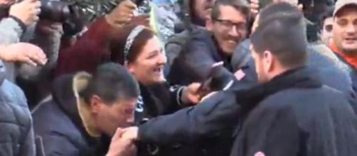 Salvini, bagno di folla ad Afragola (Napoli): c'è pure chi gli bacia la mano