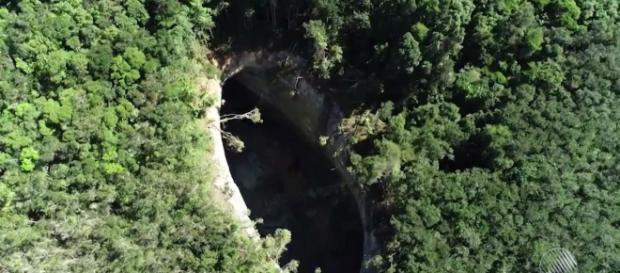 Cratera gigante em Vera Cruz - ilha de Itaparica. (Crédito: Reprodução/TV Bahia) Cratera gigante em Vera Cruz - ilha de Itaparica. (Crédito: Reprodução/TV Bahia)