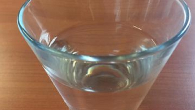 Beve detersivo al posto dell'acqua: gli asportano stomaco ed esofago