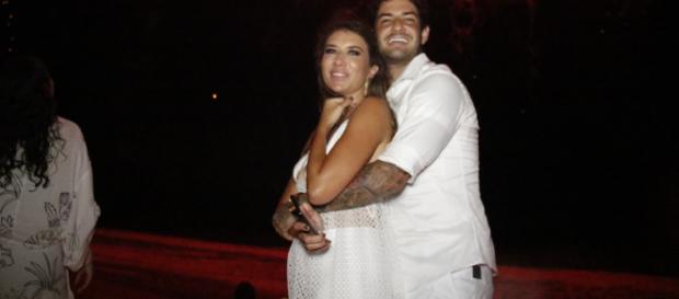 Rebeca Abravanel e Alexandre Pato abraçados durante queima de fogos. (Divulgação) Rebeca Abravanel e Alexandre Pato abraçados durante queima de fogos. (Divulgação)