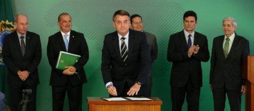 Bolsonaro e sua equipe. Foto: Alan Santos/PR