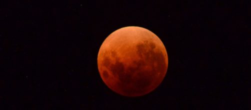 Eclissi: come e quando vedere la luna tinta di rosso