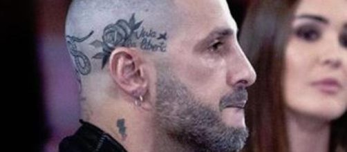 Fabrizio Corona a Verissimo perde un dente