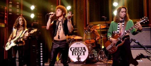 I Greta Van Fleet sul palco durante un concerto