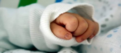 Neonata denutrita muore a soli 15 giorni. I genitori: «Non ce ne siamo accorti» - NapoliToday