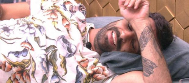 Vinicius no Quarto Ouro do BBB19 (Foto - Reprodução/Globo) Vinicius no Quarto Ouro do BBB19 (Foto - Reprodução/Globo)
