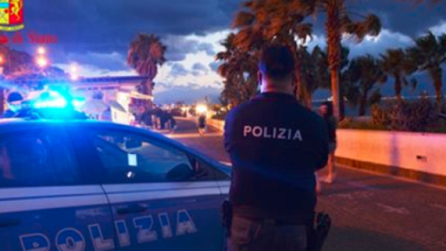 Donna si ribalta con l'auto, il suo soccorritore tenta di violentarla: arrestato - Il Mattino