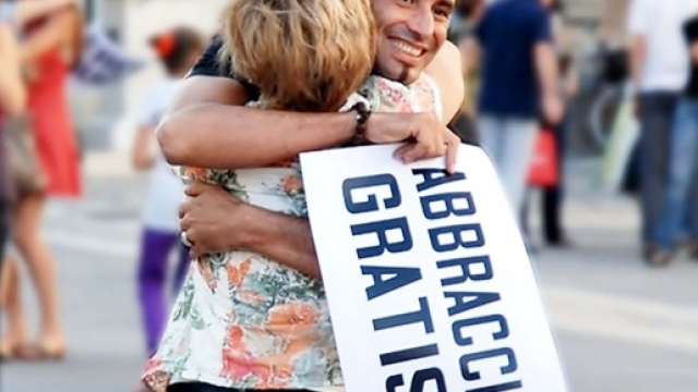 La Giornata mondiale degli abbracci (Immagine: mole24.it)