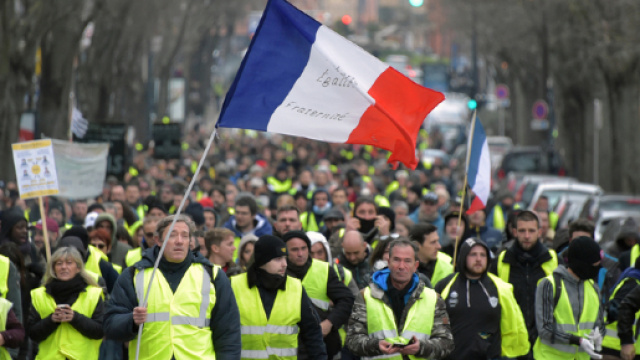 Les "gilets jaunes" toujours mobilisés sur le terrain