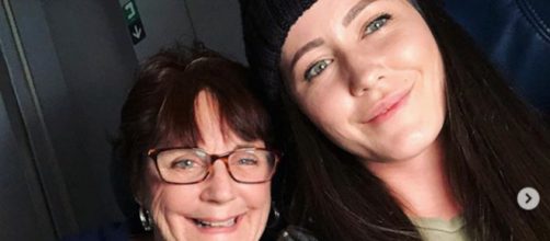 Jenelle Evans poses with her mom. [Photo via Instagram]