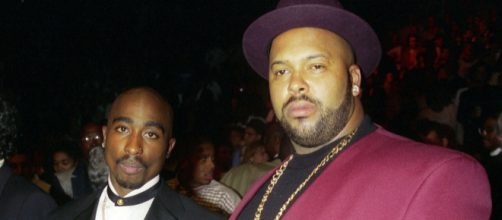 Tupac Shakur a sinistra, Suge Knight a destra.