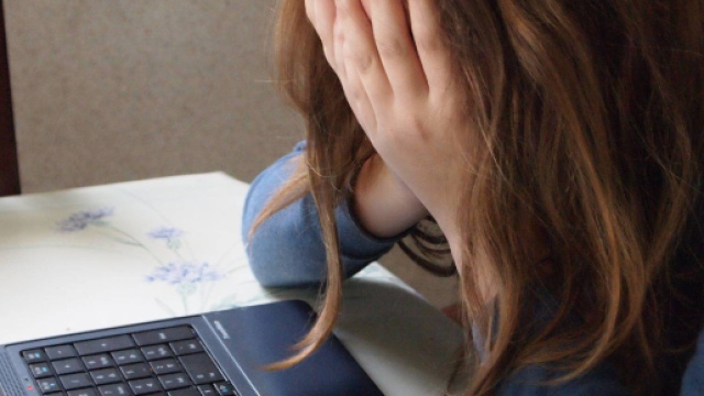 In provincia di Treviso una 13enne è stata picchiata a scuola da cinque bulli.