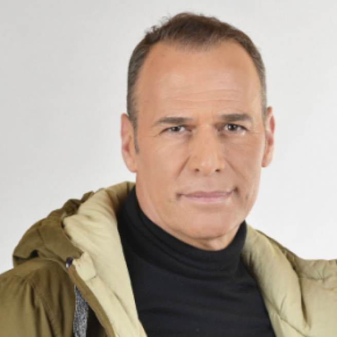 Carlos Lozano posando en una sesión fotográfica
