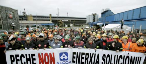 Los trabajadores de Alcoa en A Coruña logran un preacuerdo para no perder su empleo