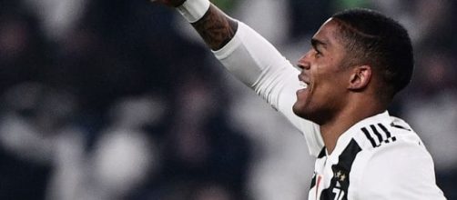 Esultanza di Douglas Costa, autore dell'1-0.