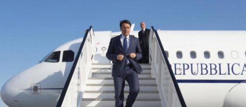 Matteo Renzi scende dall'Air Force Renzi