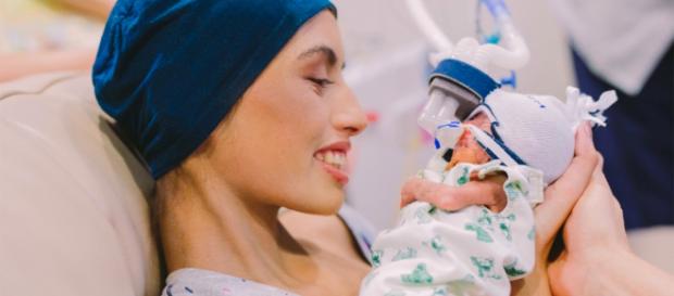 Brianna, la giovane madre australiana, ha potuto tenere con sé suo figlio per soli 12 giorni. Brianna, la giovane madre australiana, ha potuto tenere con sé suo figlio per soli 12 giorni.