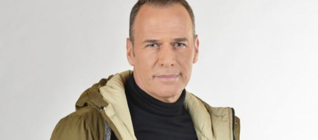 Carlos Lozano posando en una sesión fotográfica Carlos Lozano posando en una sesión fotográfica