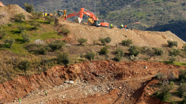 Spagna, bimbo caduto nel pozzo, ancora ulteriori ritardi: 'Tubi troppo grossi per la galleria'