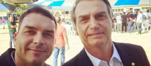 Flávio Bolsonaro com seu pai, Jair Bolsonaro. (Facebook/Reprodução)