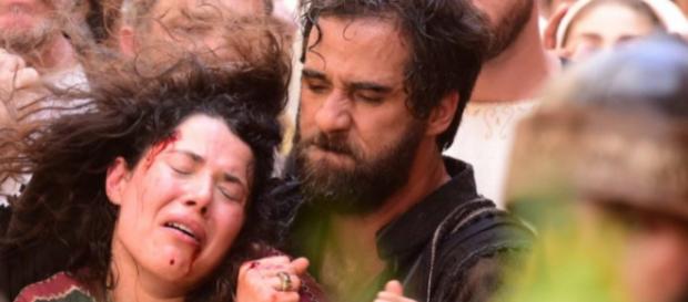 Simão Fariseu (Rafael Sardão) arrasta Laila (Manuela do Monte) pelos cabelos (Foto: Blad Meneghel/ Record TV) Simão Fariseu (Rafael Sardão) arrasta Laila (Manuela do Monte) pelos cabelos (Foto: Blad Meneghel/ Record TV)