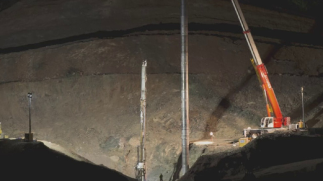 Ulteriori ritardi nelle operazioni per salvare il piccolo Julen caduto 10 giorni fa in un pozzo a Malaga, in Spagna.