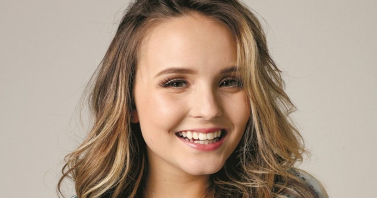 Aos 18 Anos Larissa Manoela Publica Foto De Biquíni E Arranca Elogios Dos Internautas 3271