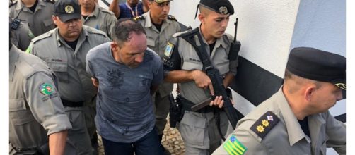 Empresário sendo conduzido pelos policiais (Honório Jacometto/TV Anhanguera)