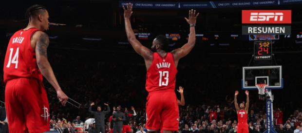 Harden levantando los brazos tras anotar una canasta Harden levantando los brazos tras anotar una canasta