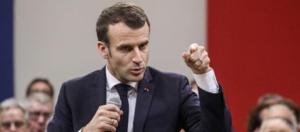 Macron dans la Drôme : recadré par Wauquiez, raillé par un maire - valeursactuelles.com Macron dans la Drôme : recadré par Wauquiez, raillé par un maire - valeursactuelles.com
