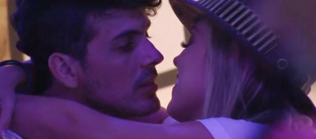 Maycon e Isabella se beijam (Foto - TV Globo) Maycon e Isabella se beijam (Foto - TV Globo)
