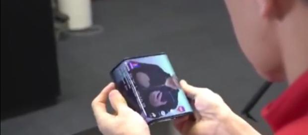 Xiaomi president Lin Bin demonstrates prototype 3-fold smartphone. / Image: Wang Xiang on Twitter (video screenshot) Xiaomi president Lin Bin demonstrates prototype 3-fold smartphone. / Image: Wang Xiang on Twitter (video screenshot)