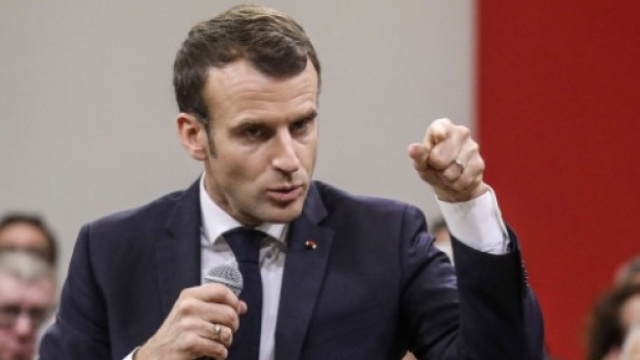 Macron dans la Drôme : recadré par Wauquiez, raillé par un maire - valeursactuelles.com