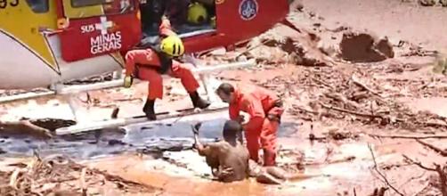 Nove pessoas foram resgatadas com vida do meio da lama. (Crédito: TV Record)