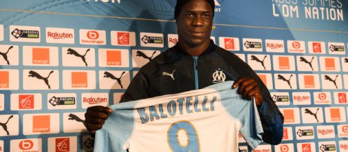 OM : Mario Balotelli pose officiellement avec le maillot de Marseille - rtl.fr