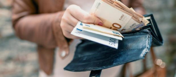 Addio alle banconote da 500 euro, in arrivo nuove banconote da 100 e 200 euro. Addio alle banconote da 500 euro, in arrivo nuove banconote da 100 e 200 euro.