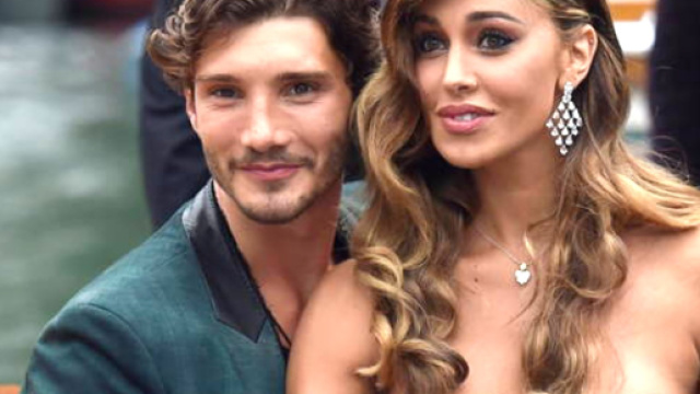 Belen Rodriguez dedica un brano d'amore a Stefano De Martino, poi dice 'Ti aspetto a casa'