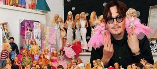 Johnny Depp tem uma coleção de bonecas Barbie (Foto: Reprodução/The Sun)
