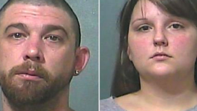 Tagliano la lingua del figlio di 14 mesi con le forbici: '&Egrave; caduto dalla culla'.