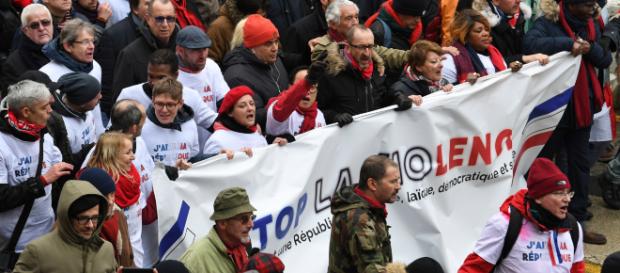 Après les "gilets jaunes", un peu plus de 10.000 "foulards rouges" défilent à Paris - rtl.fr Après les "gilets jaunes", un peu plus de 10.000 "foulards rouges" défilent à Paris - rtl.fr