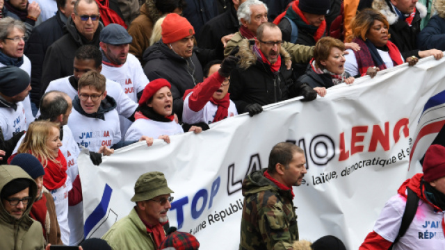 Après les "gilets jaunes", un peu plus de 10.000 "foulards rouges" défilent à Paris - rtl.fr