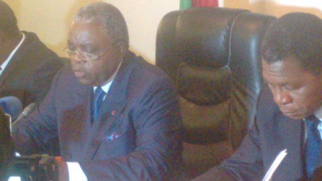 Le Mincom et le Minat lors de la communication d'urgence © Odile Pahai