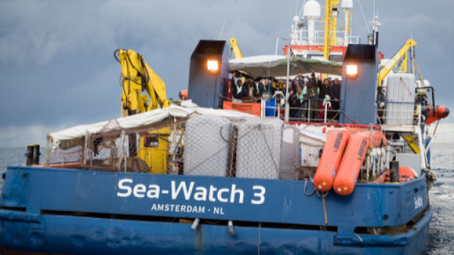La Capitaneria dispone il divieto di avvicinarsi alla Sea Watch 3